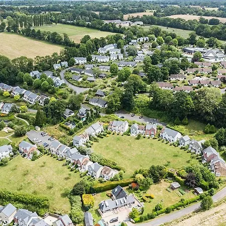 Avec Parking Gratuit - Piscine Et Jeux Branville